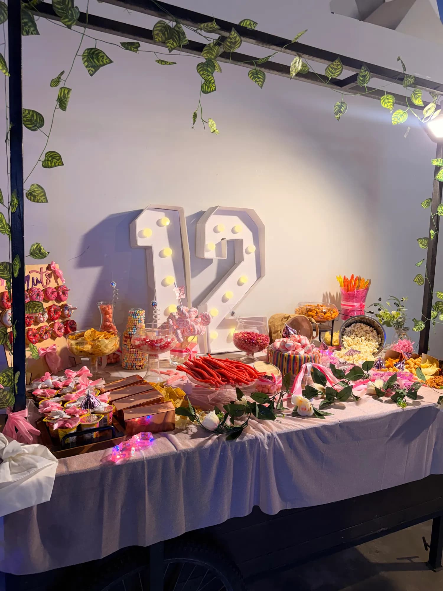שולחן מתוקים ופירות עם ספרות מוארות 12 וקישוטי פרחים